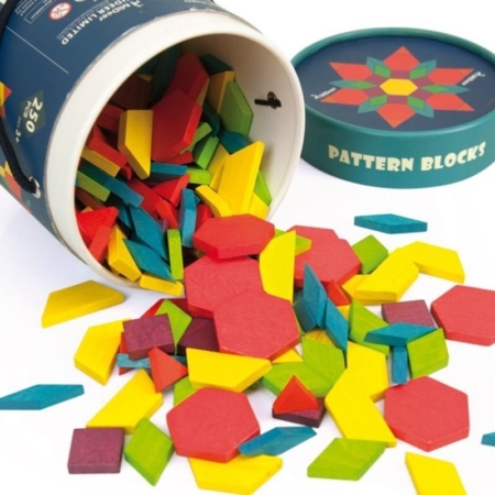 Cubo con 250 piezas de madera de colores