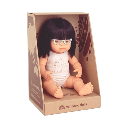 MUÑECA BEBÉ ASIÁTICA CON GAFAS 38 CM